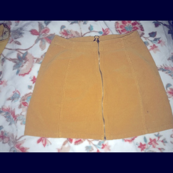 short skirt. - Picture 2 of 3